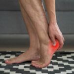 Douleur au talon le matin ou en marchant : que se cache-t-il derrière cette gêne persistante ?